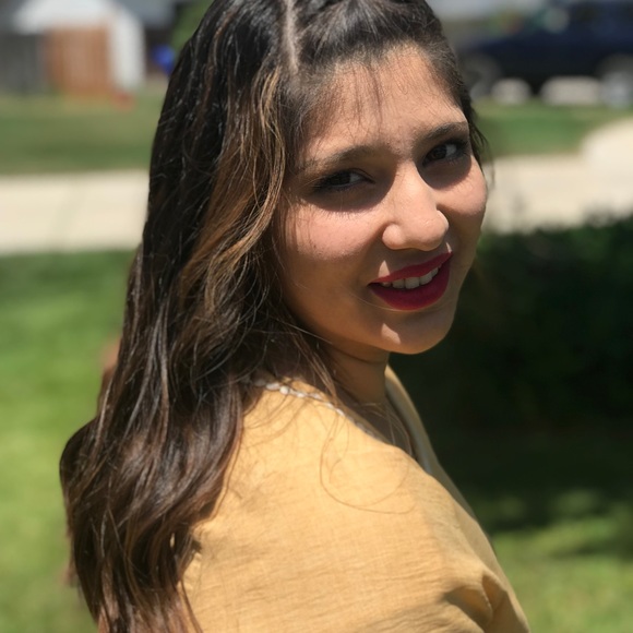 Profile Picture of Laura Irizarry (@laura_zarr) on Poshmark