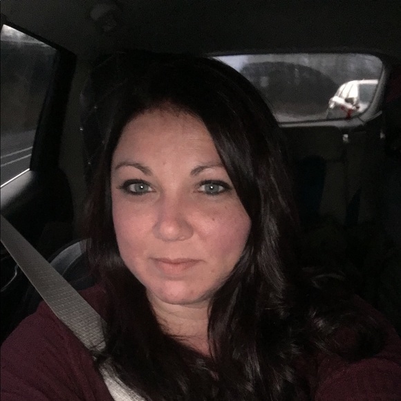 Profile Picture of Nichole Truscott (@nicholetruscott) on Poshmark