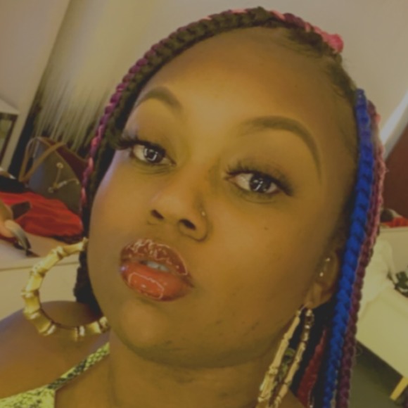 Profile Picture of Valena Turner (@valenaturner) on Poshmark