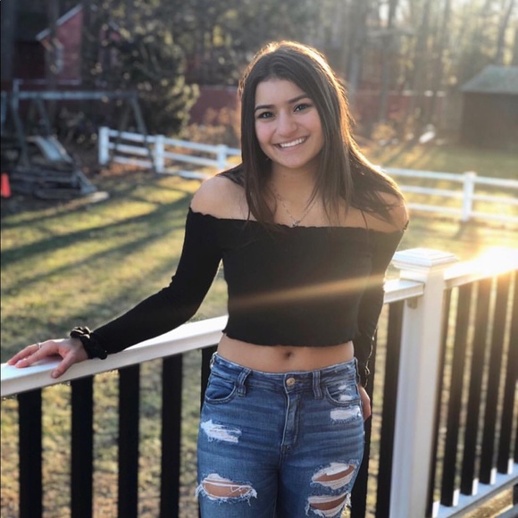 Profile Picture of Lauren Boyajian (@laurenboyajin) on Poshmark
