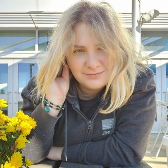 Profile Picture of Michaela Wahler (@michaelawahler) on Poshmark