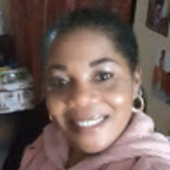 Profile Picture of Lelieth Robinson (@leliethrobinson) on Poshmark