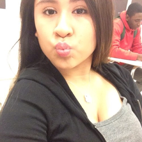 Profile Picture of Kim Moreno (@kimmi_18) on Poshmark