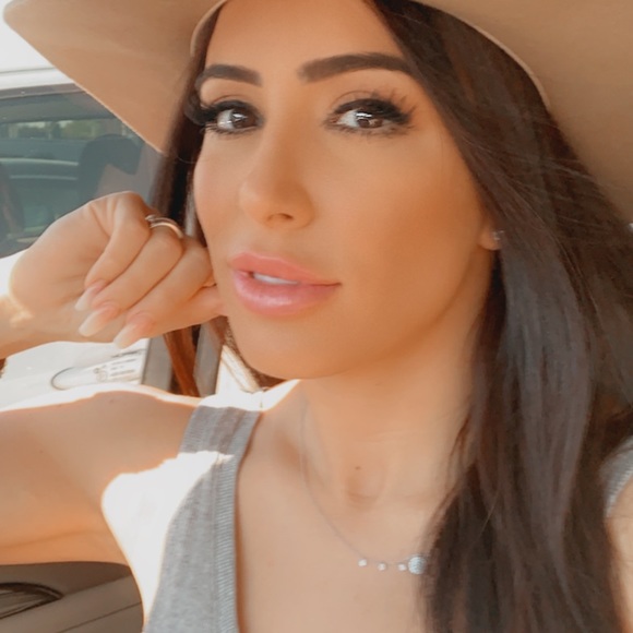 Profile Picture of Val Urso (@vlurso) on Poshmark