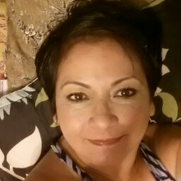 Profile Picture of Elizabeth Ruiz (@elizabethrui809) on Poshmark