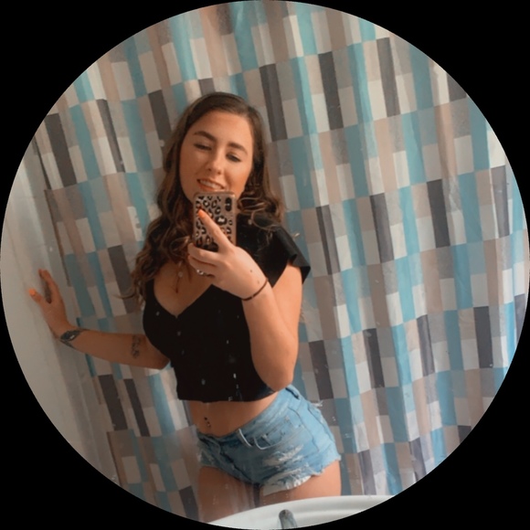 Profile Picture of Brianna Gauvin (@briannamarieg) on Poshmark