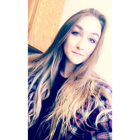 Profile Picture of Lauryn Hastert (@lauryn_28) on Poshmark