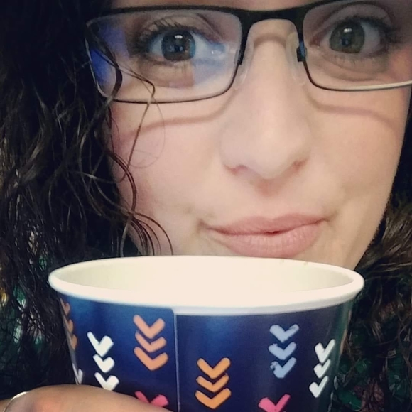 Profile Picture of Michelle Hinderer (@mhinderer) on Poshmark