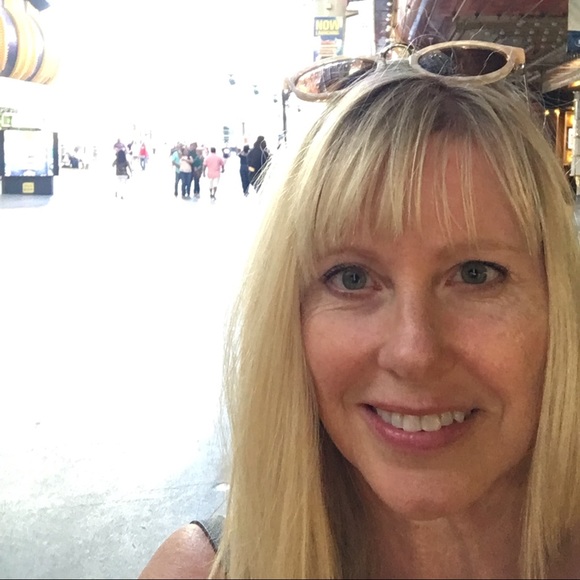Profile Picture of Ingrid Hericks (@artning) on Poshmark