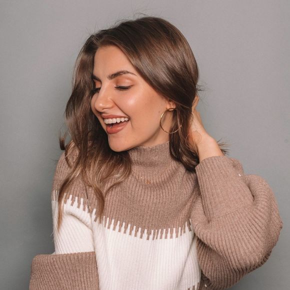 Profile Picture of Karina Glinskiy (@karinajoule) on Poshmark