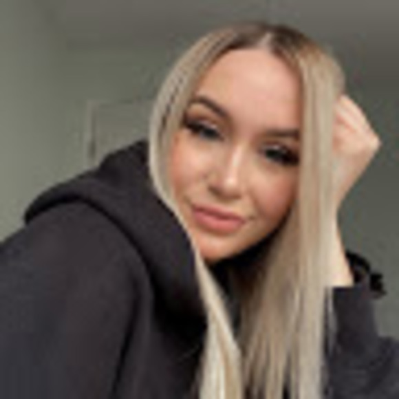 Profile Picture of Juliana Steiro (@julianasteiro) on Poshmark