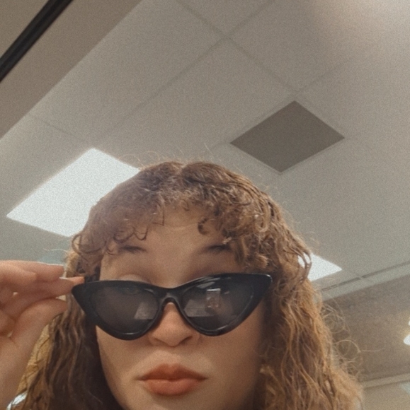 Profile Picture of Samantha Arnpriester (@samy_yyy) on Poshmark