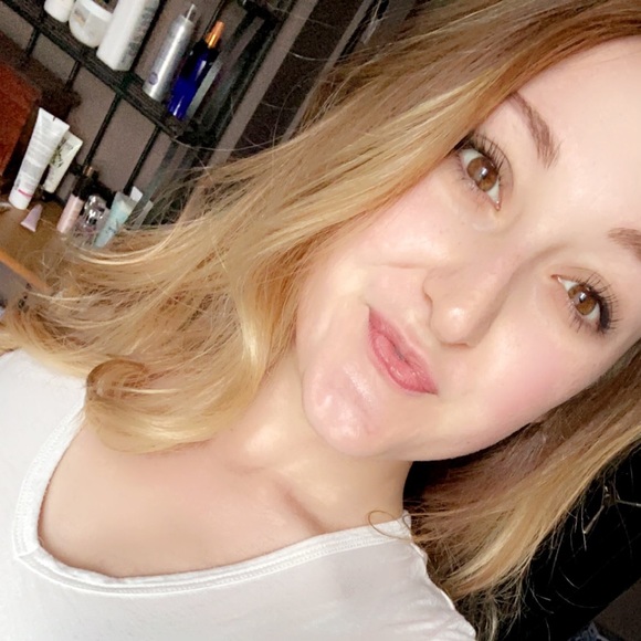 Profile Picture of Sarah Nesbit (@sarah_nesbit) on Poshmark