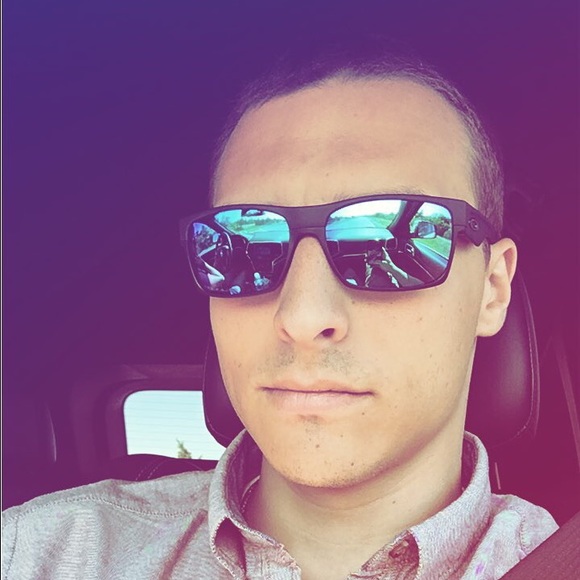 Profile Picture of Devin Howell (@dwolf3) on Poshmark