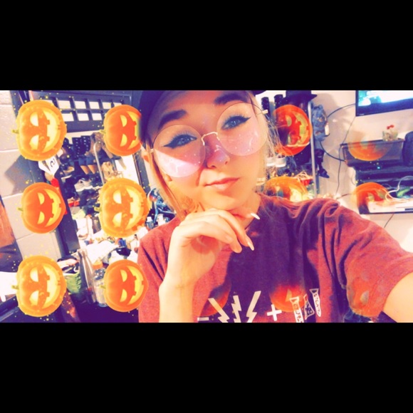 Profile Picture of Ashashtyn Guesman (@ashtynfae995) on Poshmark