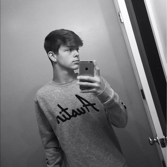 Profile Picture of Austin Decker (@austintdecker) on Poshmark