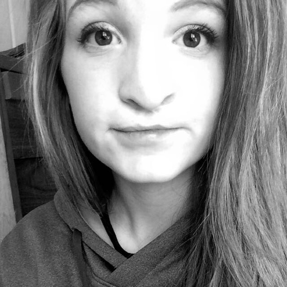 Profile Picture of Kalli Wikle (@kalliw2) on Poshmark