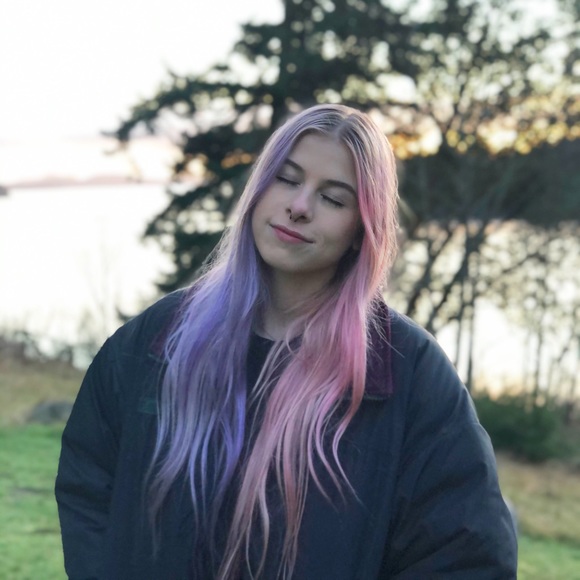 Profile Picture of Alyssa Vititow (@alyssavititow) on Poshmark