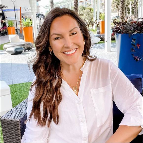 Profile Picture of Lauren Cassimatis (@lcassimatis) on Poshmark