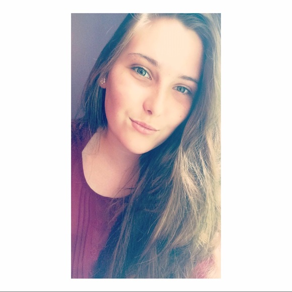 Profile Picture of Alyssa Foye (@alyssa_foye23) on Poshmark