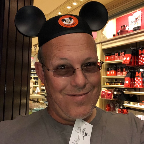 Profile Picture of David Hauge (@dehayh1) on Poshmark