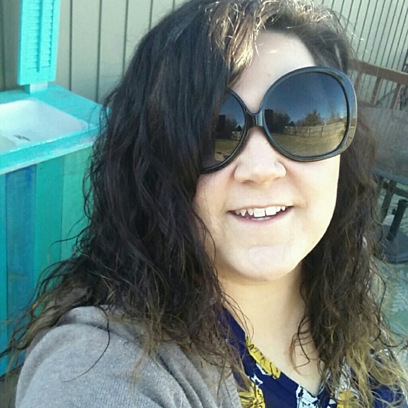 Profile Picture of Shawna Olson (@slomo87) on Poshmark