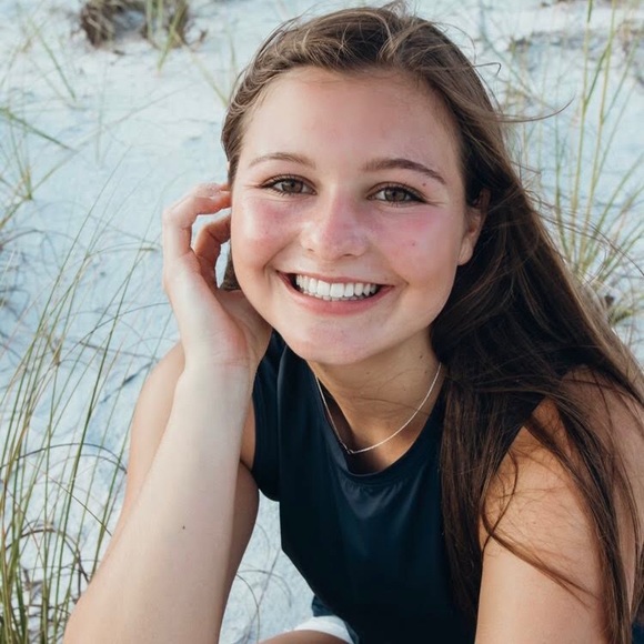 Profile Picture of Ellie Yuska (@elliey2) on Poshmark