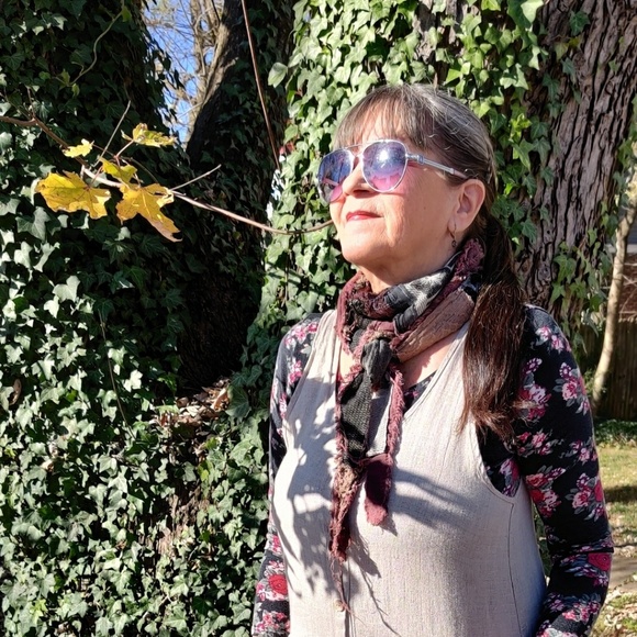 Profile Picture of Kimmie Deboe (@kimmiedeboe) on Poshmark