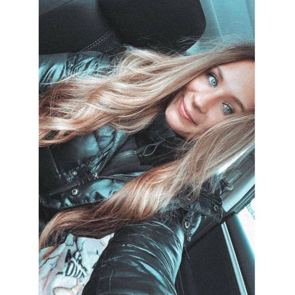 Profile Picture of Sydney Quarantillo (@sydquarantillo) on Poshmark