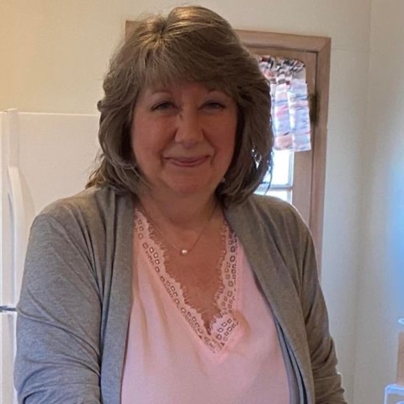 Profile Picture of Lisa Haugen (@freshrasberries) on Poshmark