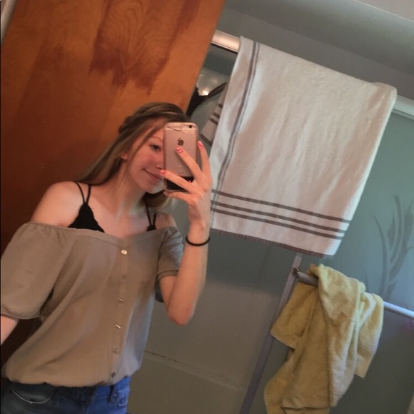 Profile Picture of Gabrielle Stefanelli (@gstefanelli) on Poshmark