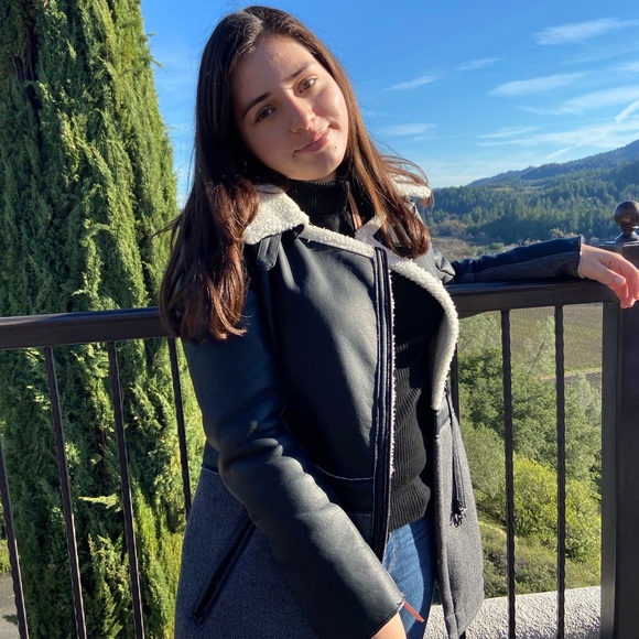 Profile Picture of Wendy Ruan (@wendyrua) on Poshmark