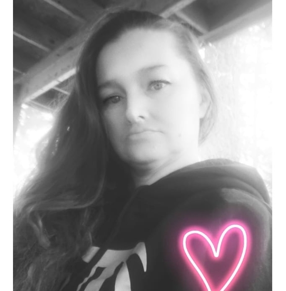 Profile Picture of Jessica Mattox (@jebbers81) on Poshmark