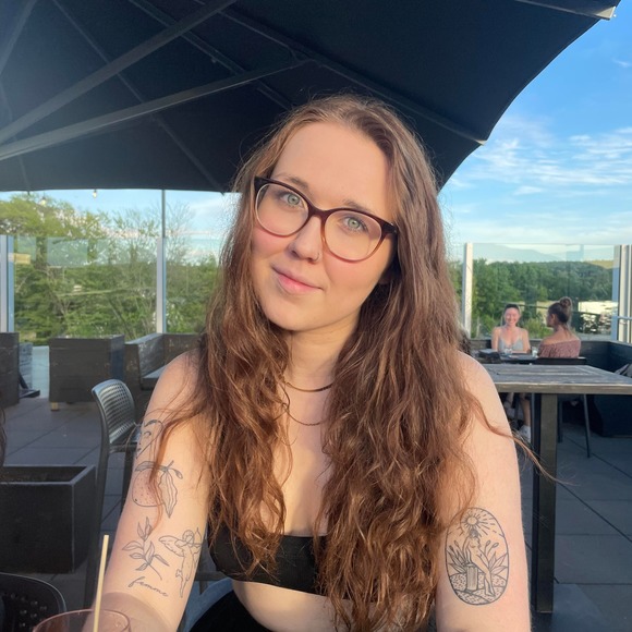 Profile Picture of Élody Custeau (@elodyyy) on Poshmark