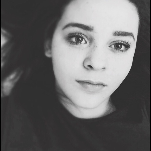 Profile Picture of Amanda Dourado (@amandajo2342) on Poshmark