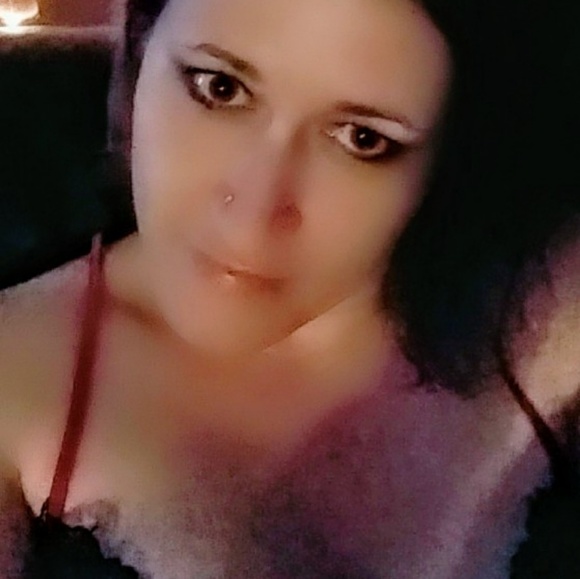 Profile Picture of Penny Larsen (@swtpk83) on Poshmark