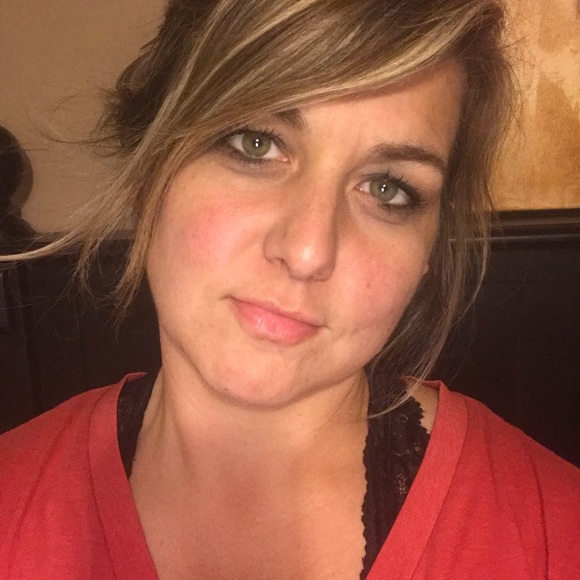 Profile Picture of Stephanie Rheney (@stephanierheney) on Poshmark