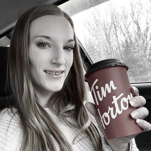 Profile Picture of Brittney Hansmann (@b_hansmann) on Poshmark