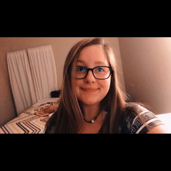 Profile Picture of Isis Bowdren (@isis_bowdren) on Poshmark