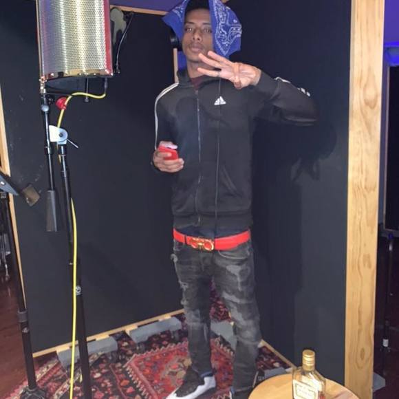 Profile Picture of Muzzy Maz (@muzzymaz) on Poshmark