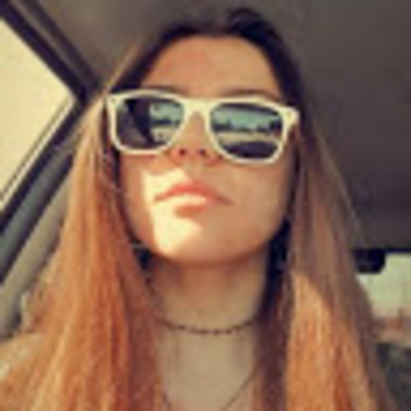 Profile Picture of Erin Schneider (@eschneider2203) on Poshmark