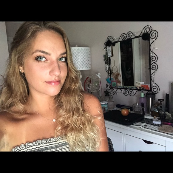 Profile Picture of Lindsey Schulz (@lvs2) on Poshmark
