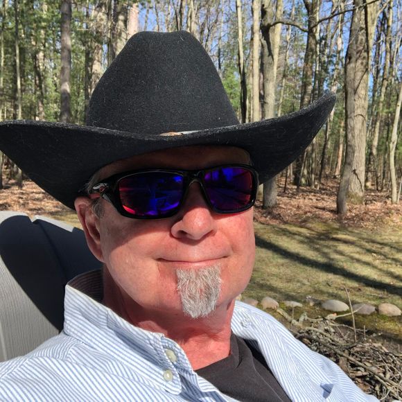 Profile Picture of Robert Amor (@amorsainthelen) on Poshmark