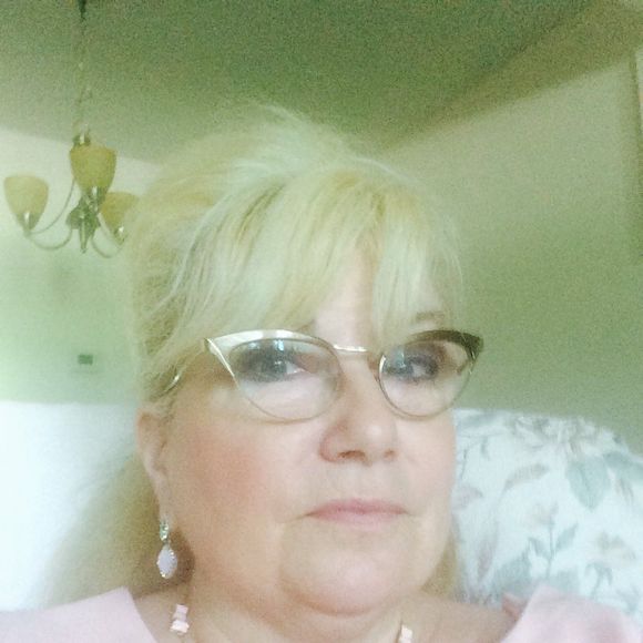 Lorienne Swales - Poshmark Profile Picture of Lorienne Swales (@lorienneswales) on Poshmark