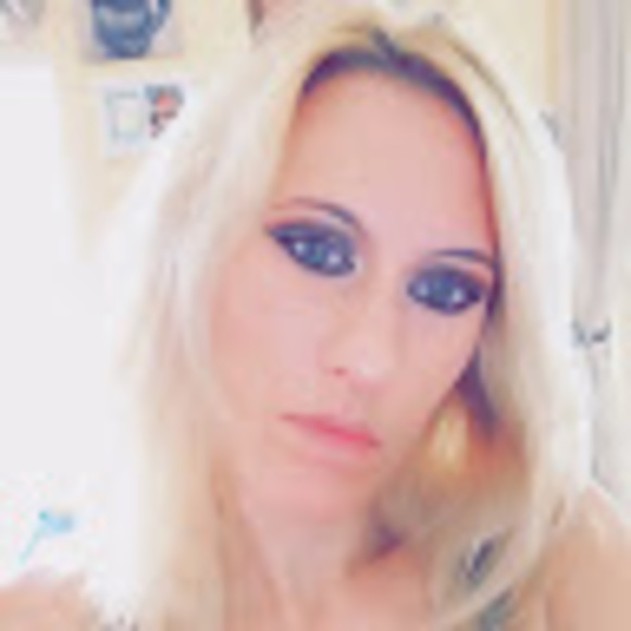 Profile Picture of Amie Tosolini (@amiesdesserts) on Poshmark