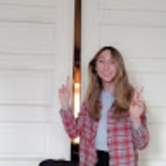 Profile Picture of Julia Murray (@juliamurray2005) on Poshmark