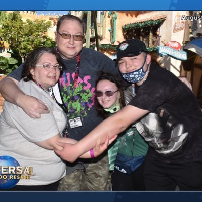 Profile Picture of Glen Reads DC Comics (@TheGlenClark) on Twitter