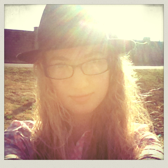 Profile Picture of Lauren Barnett (@laurenandleia) on Poshmark