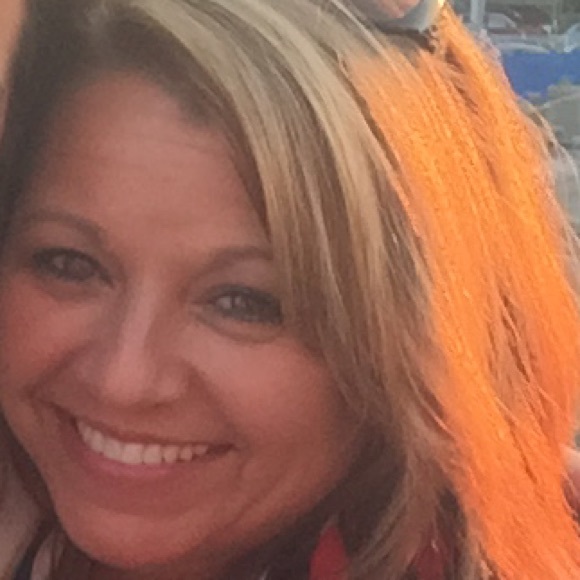 Profile Picture of Michelle Crutcher (@mimicrutch) on Poshmark