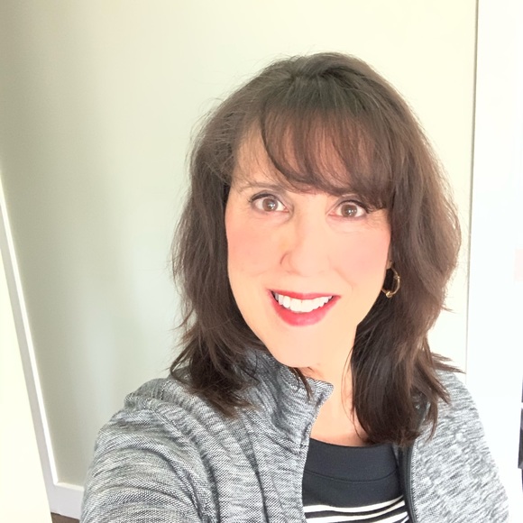 Profile Picture of Lynn Carlotto (@lcarlotto) on Poshmark